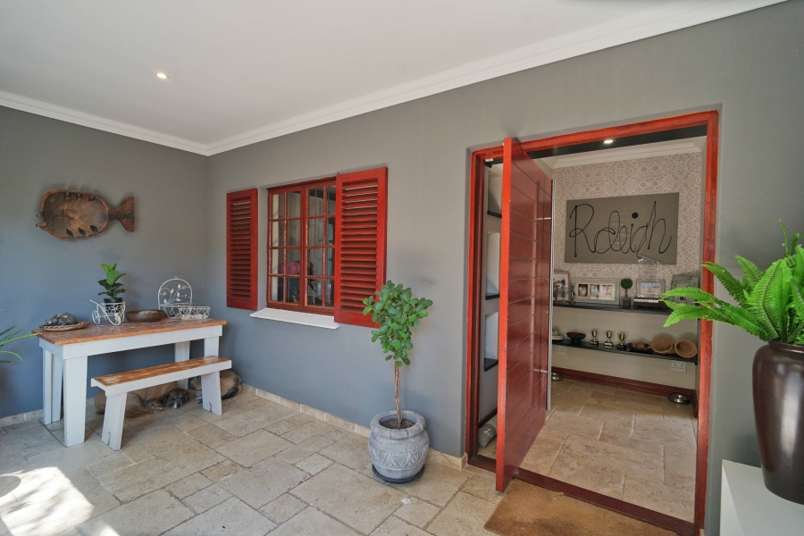 To Let 5 Bedroom Property for Rent in Beacon Bay Eastern Cape